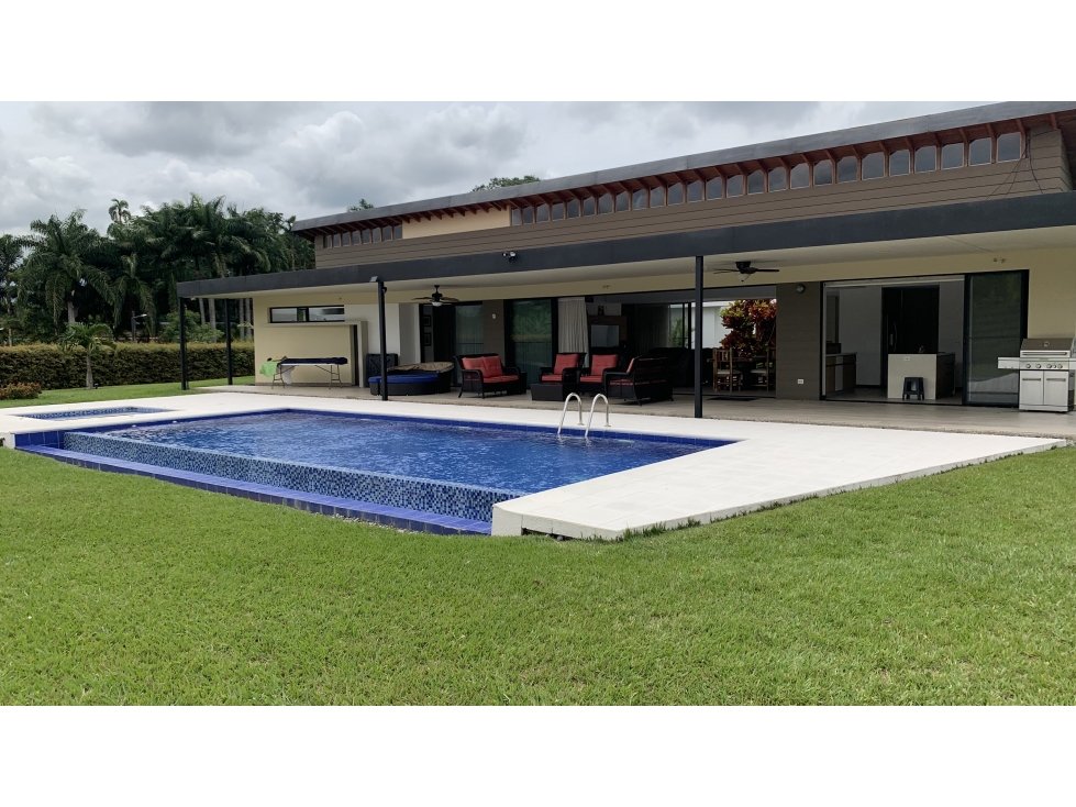 SE VENDE ESPECTACULAR CASA CAMPESTRE CERCA AL CLUB CAMPESTRE