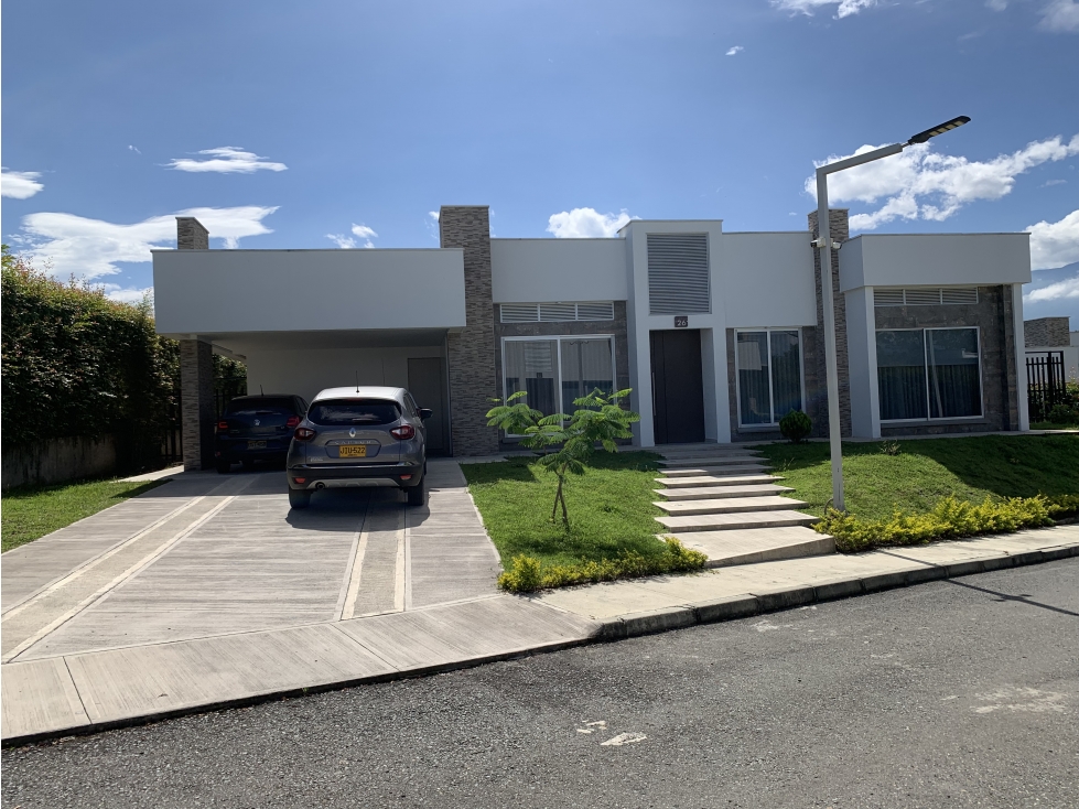 SE VENDE CASA CAMPESTRE CERCA AL CLUB CAMPESTRE