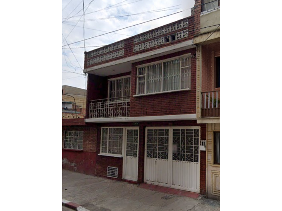 SE VENDE CASA DE BARRIO CLARET