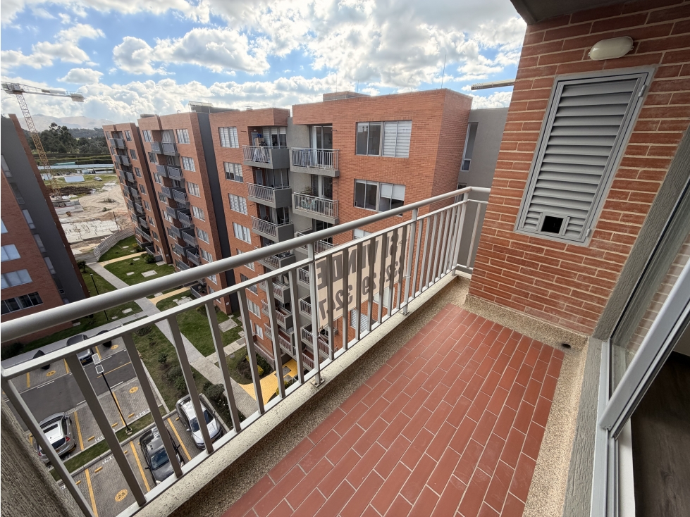 VENTA HERMOSO APARTAMENTO CEREZO HACIENDA ALCALÁ 8AVO NIVEL MOSQUERA — foto 4