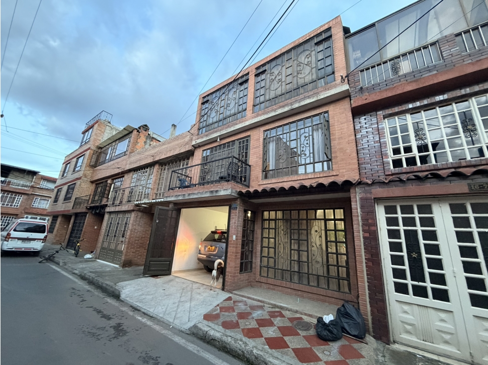Amplia Casa Unifamiliar en venta Barrio Alicante, Mosquera
