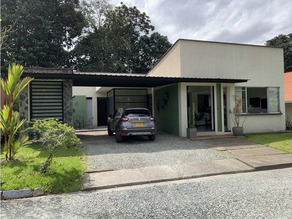 SE VENDE CASA CAMPESTRE CERCA A LA AVENIDA CENTENARIO
