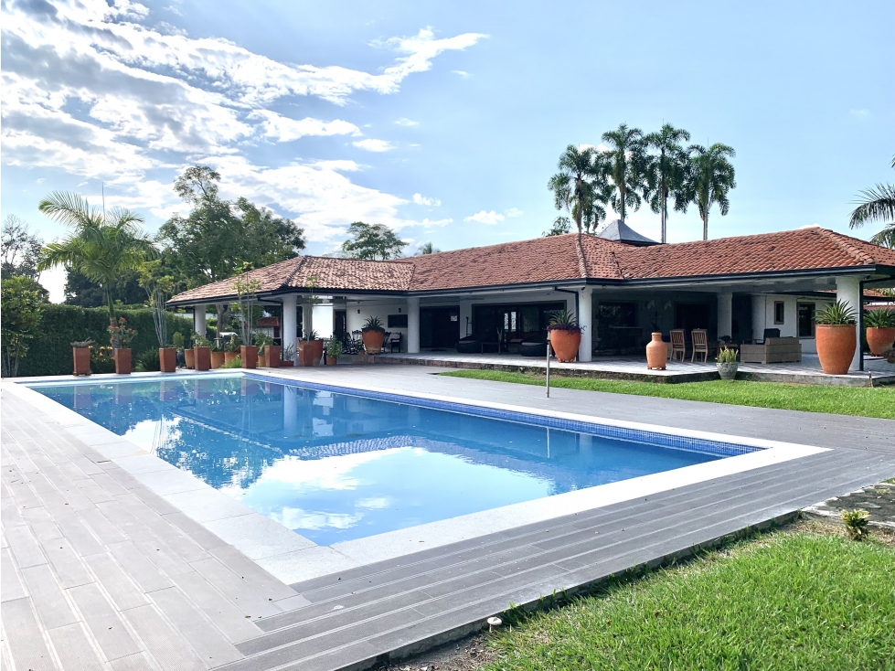SE VENDE ESPECTACULAR CASA CAMPESTRE CERCA AL CLUB CAMPESTRE
