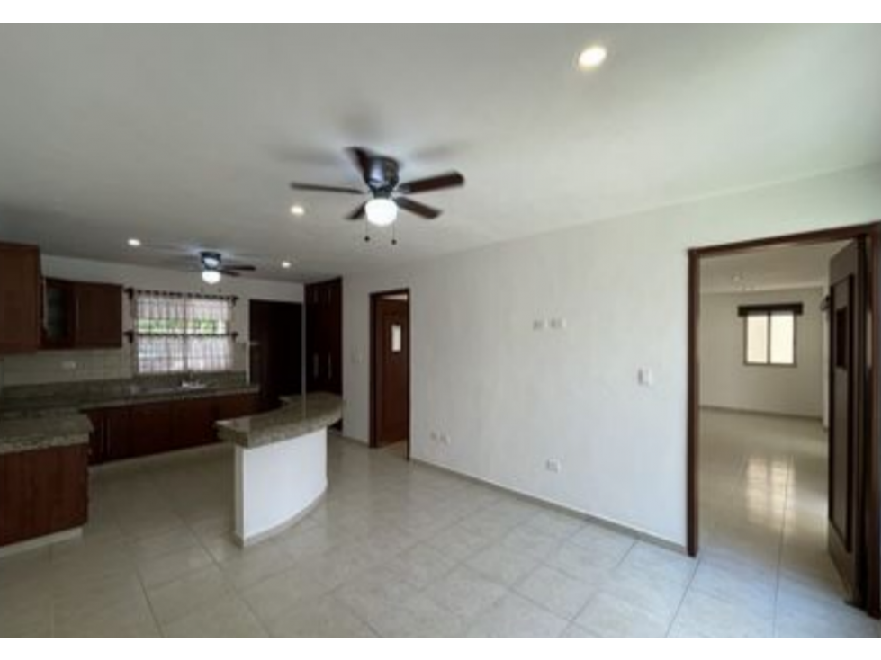 CASA EN VENTA SOBRE AVENIDA PRINCIPAL EN MONTEBELLO — foto 3