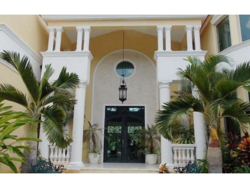 MAJESTUOSA RESIDENCIA EN CLUB DE GOLF LA CEIBA