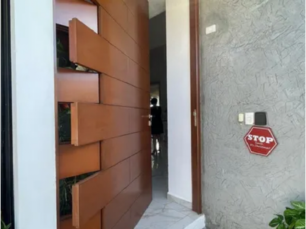 VENTA DE HERMOSA CASA EN JARDINES DE REJOYADA