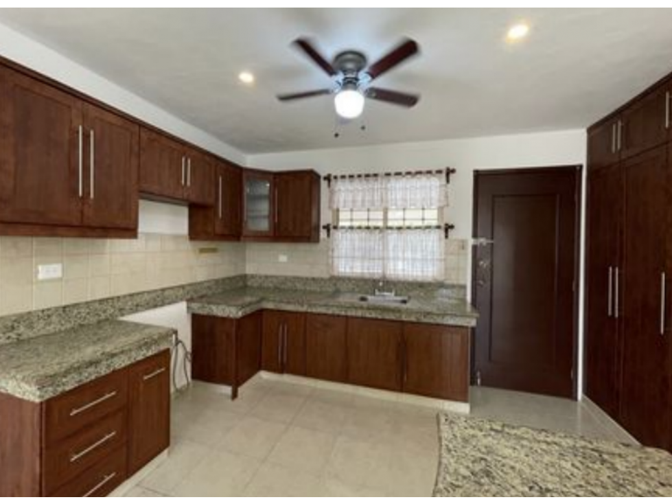 CASA EN VENTA SOBRE AVENIDA PRINCIPAL EN MONTEBELLO — foto 2