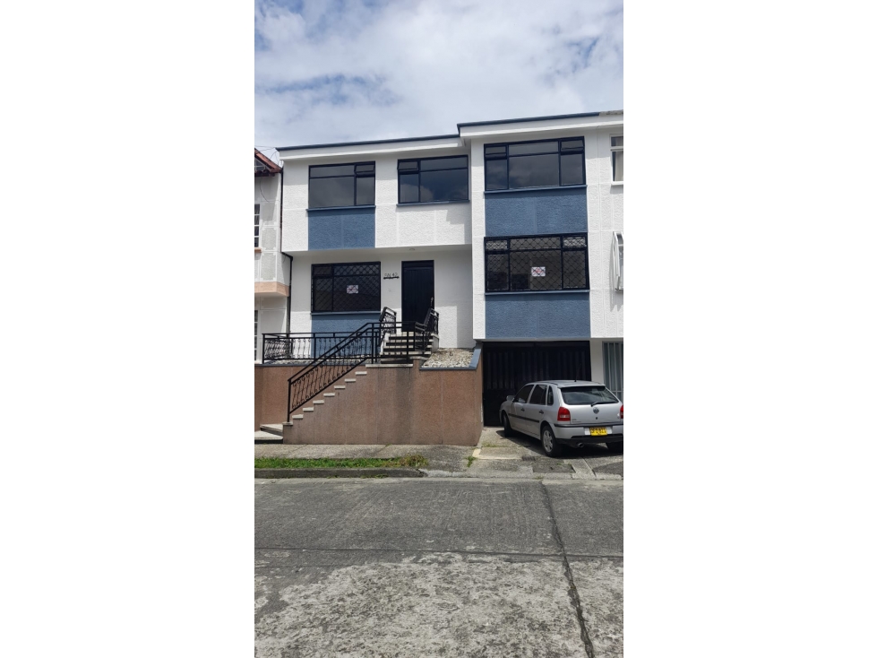 SE VENDE CASA EN PROFESIONALES - 1
