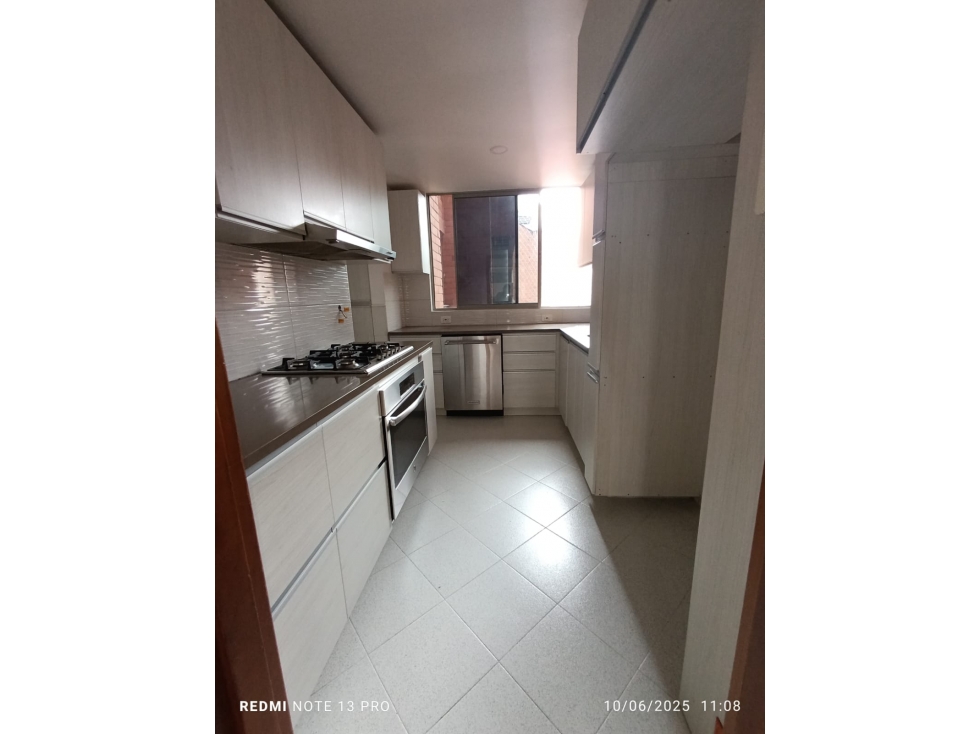 Vendo amplio e iluminado apto a pasos de Av, Nutibara, Laureles — foto 5