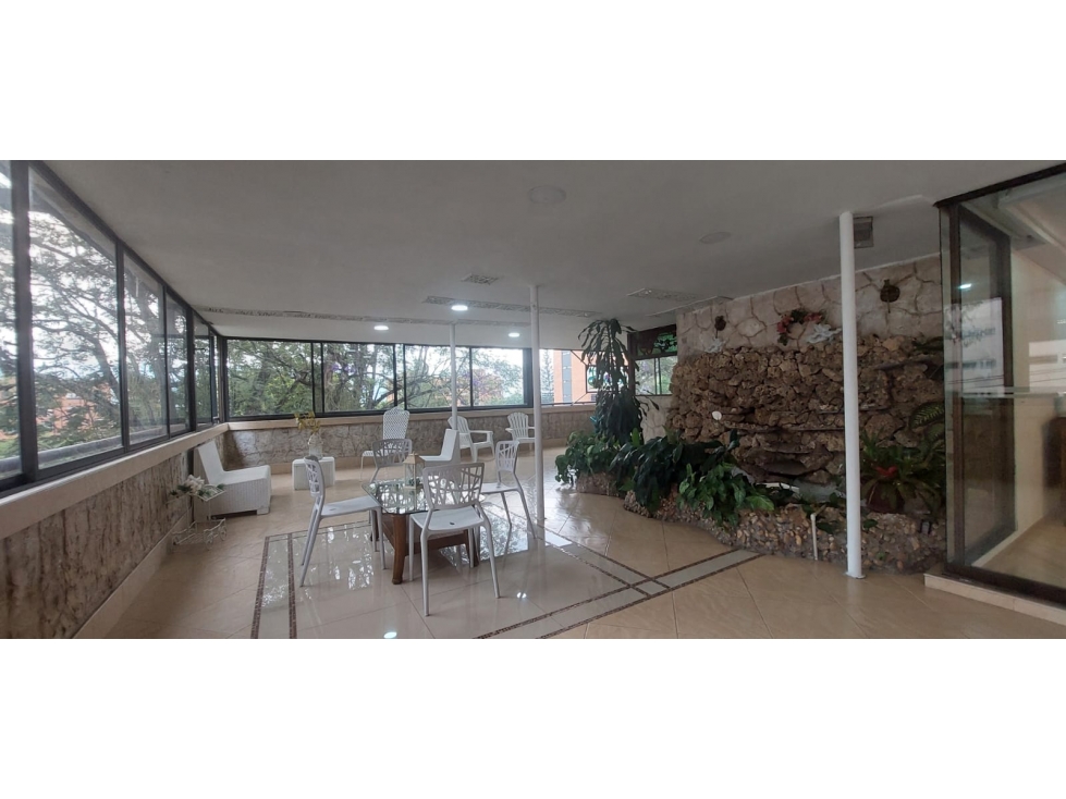 Amplio apartamento en La Trv Inferior, entre Los Balsos y El Campestre — foto 2