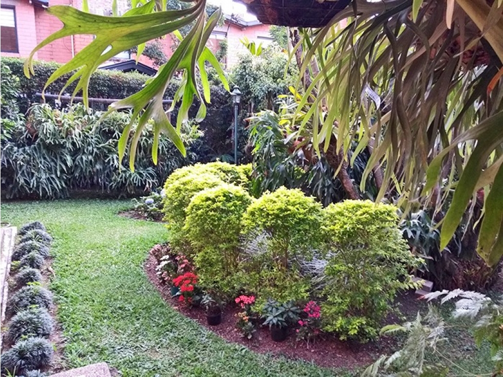 GRAN CASA EN PRIVILEGIADO SECTOR DEL POBLADO