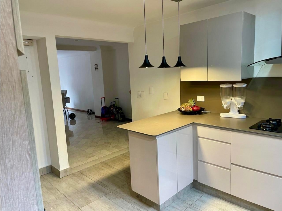 Vendo casa muy bien ubicada, Castropol, El Poblado — foto 3