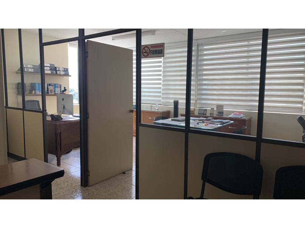 SE ARRIENDA OFICINA EN LA CÁMARA DE COMERCIO - 1
