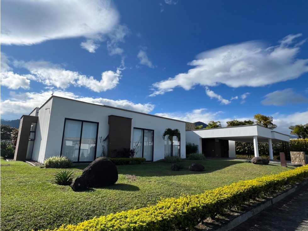 SE VENDE ESPECTACULAR CASA CAMPESTRE EN LA AVENIDA CENTENARIO