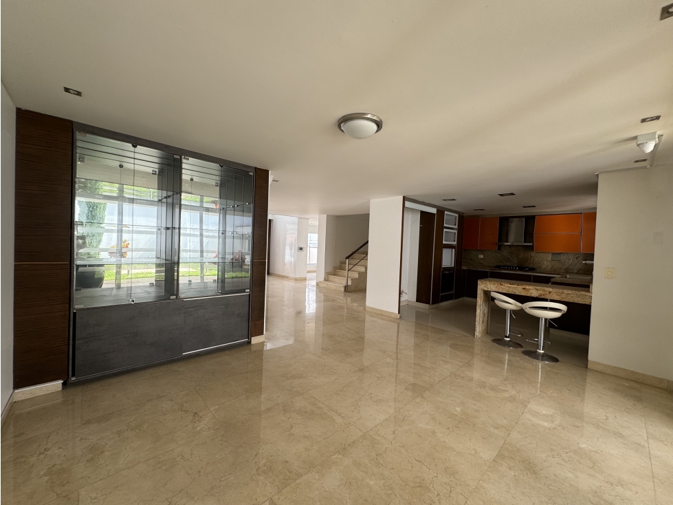 VENTA DE ESPECTACULAR CASA EN PINARES CON GRANDES ESPACIOS