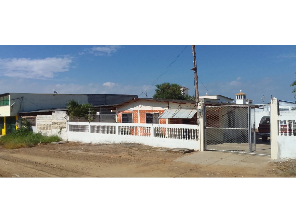 SE VENDE CASA CON AMPLIO TERRENO PLAYAS VILLAMIL - 1