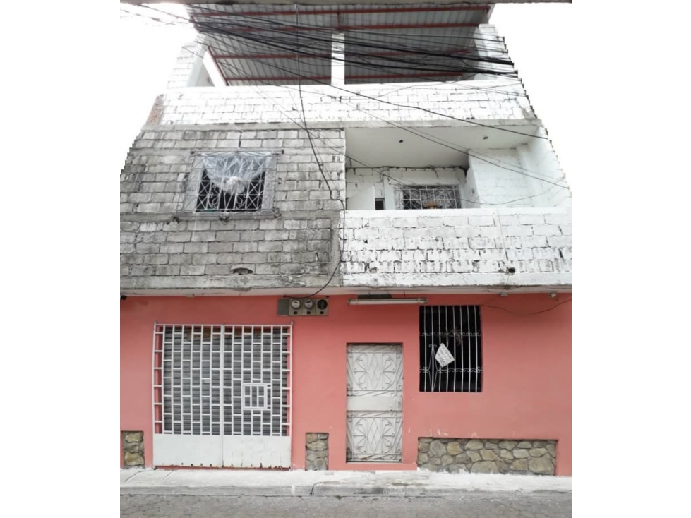 VENTA DE CASA DE TRES PLANTA EN LA JUAN MONTALVO