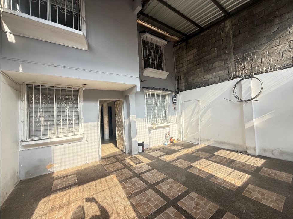Venta de Casa con Uso de Suelo Comercial en Mucho Lote 1 Etapa 4
