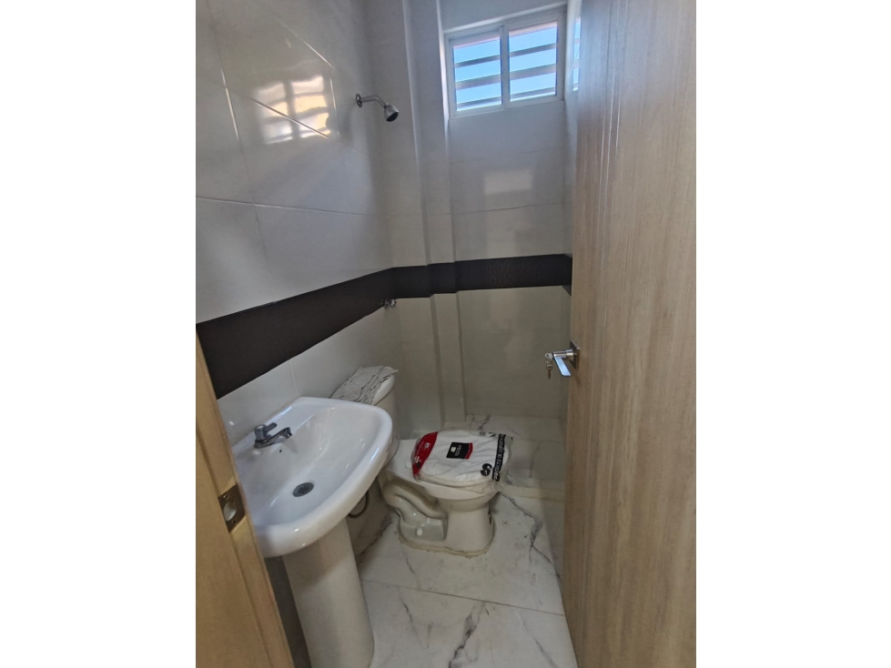 Se Vende Casa con dos Departamentos, Urbanización El Condado Vicolinci - 3