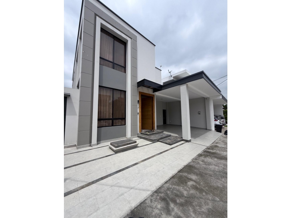 Venta de casa en la Urb El Condado de Vicolinci - Via Aurora