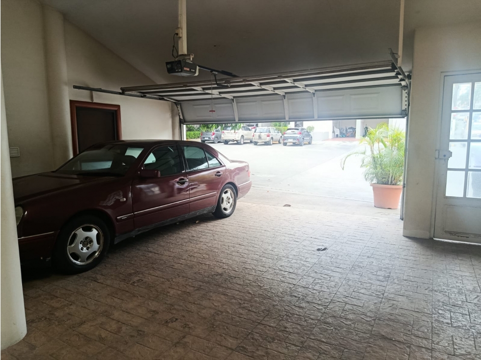 Venta de casa residencial en Portón de las Lomas Urdesa al Norte — foto 3