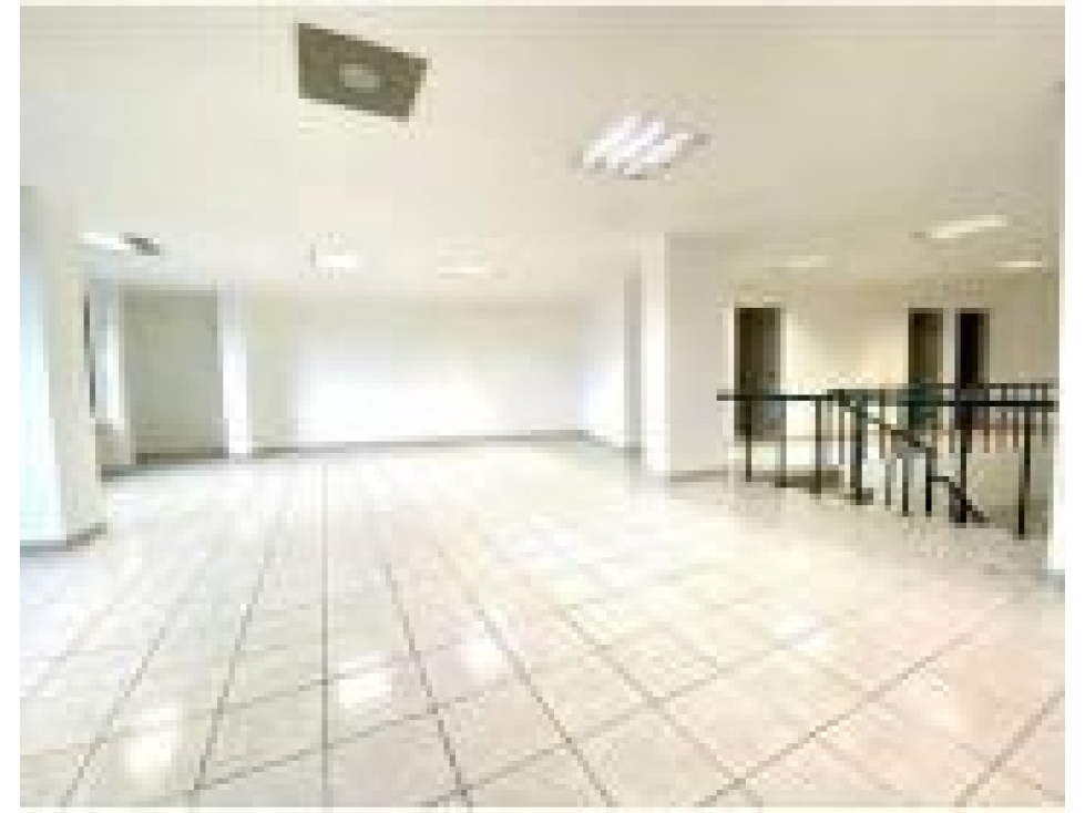 Venta-Alquiler Sala de exhibición en Av. Orellana Juan Tanca Marengo — foto 3