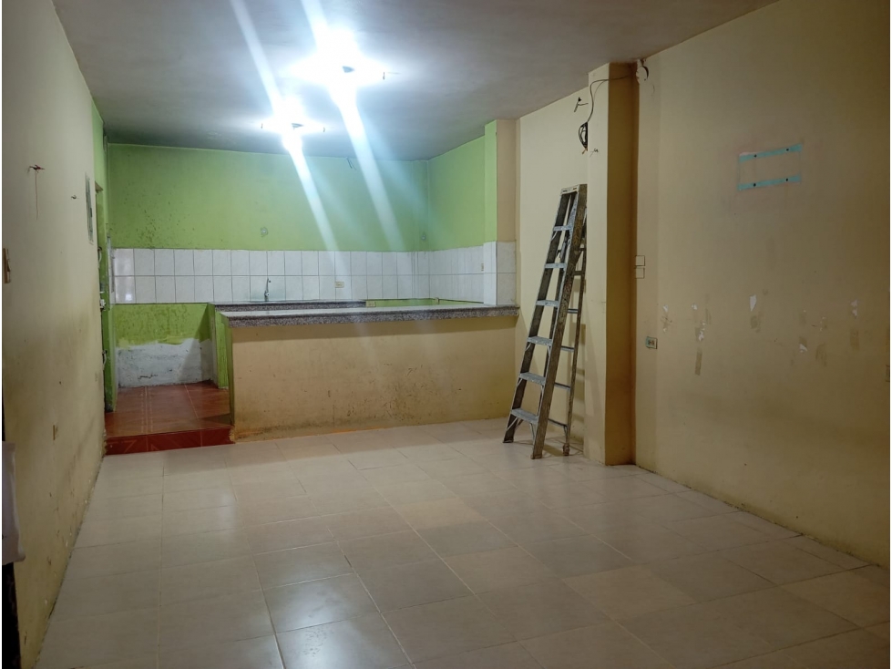 VENTA DE CASA DE TRES PLANTA EN LA JUAN MONTALVO — foto 2