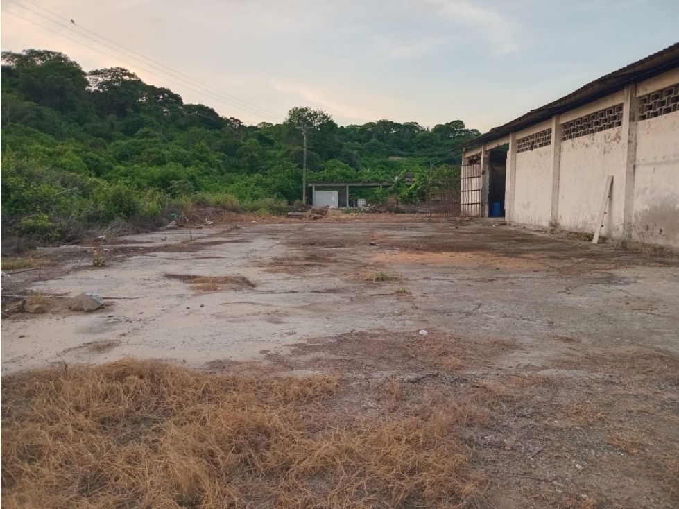 Manabi, Venta de Terreno urbano con edificación de tipo galpón - 4