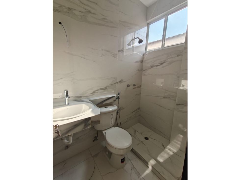 Se Vende Casa con dos Departamentos, Urbanización El Condado Vicolinci - 6