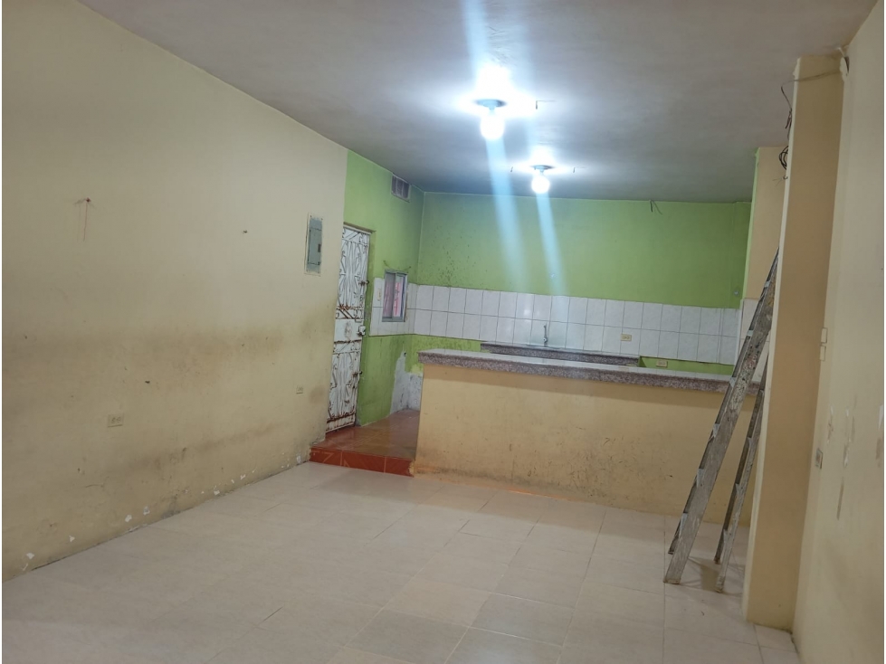 VENTA DE CASA DE TRES PLANTA EN LA JUAN MONTALVO — foto 3