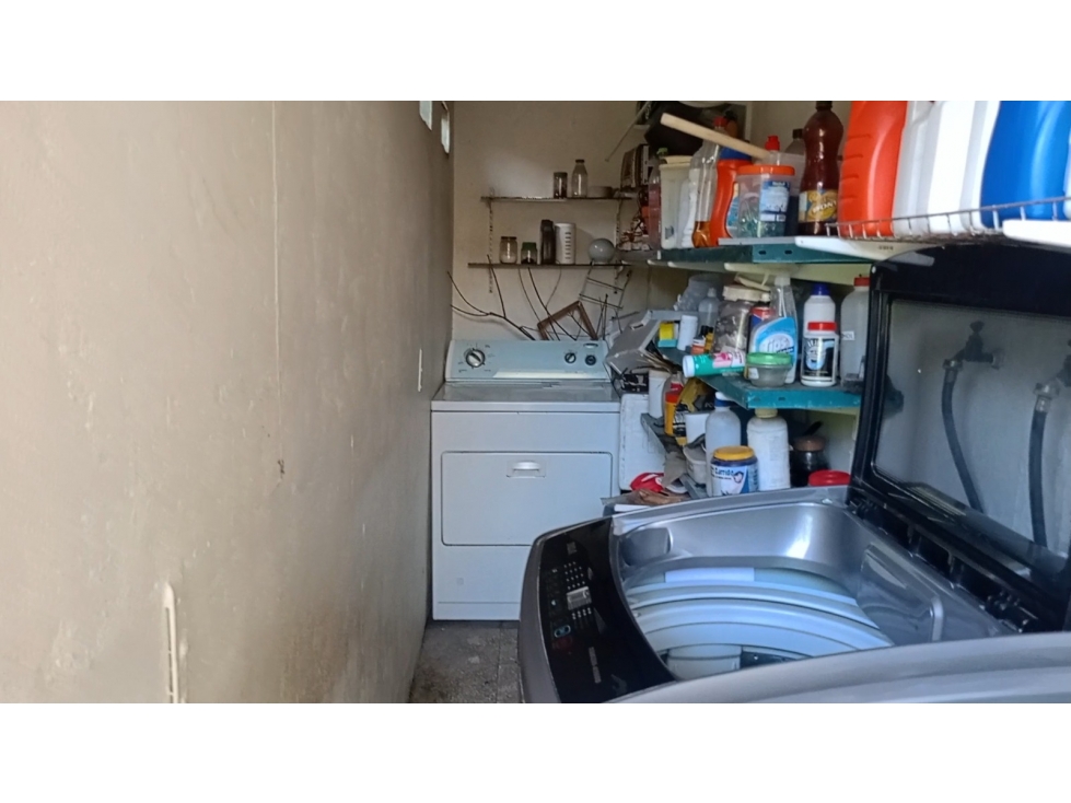 Se vende Casa de 3 pisos con terraza Coop. Tulipanes, Guayaquil - 5
