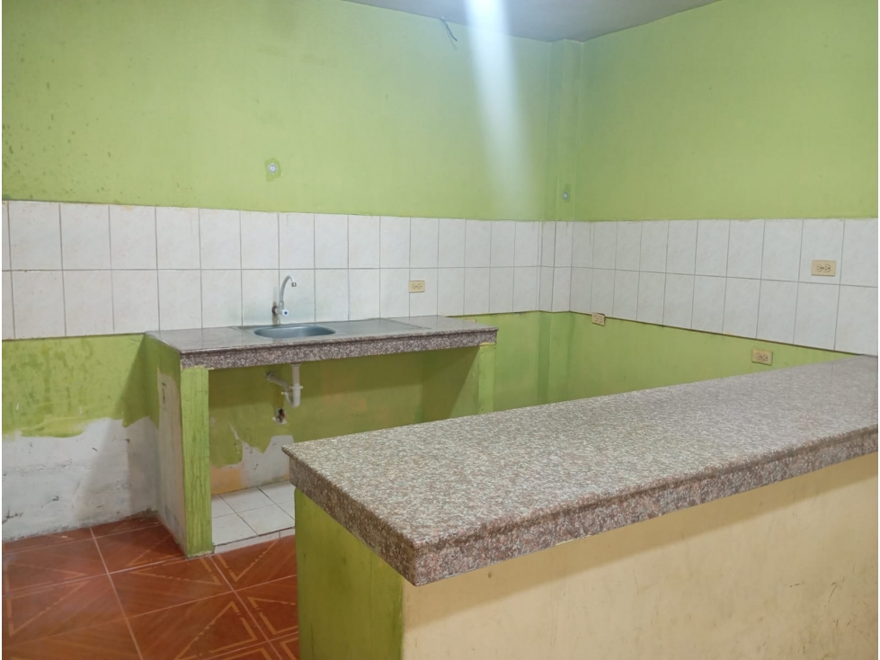 VENTA DE CASA DE TRES PLANTA EN LA JUAN MONTALVO — foto 4