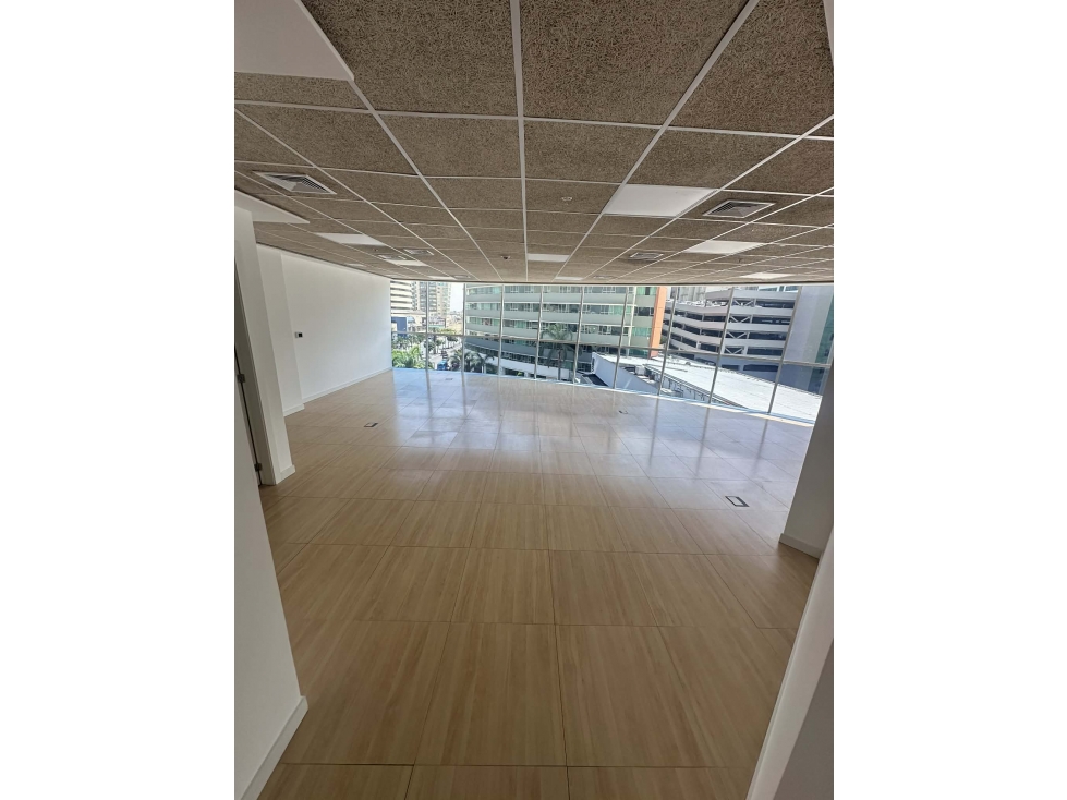Alquiler de Oficina con parqueo en Edif 100 Business Plaza - 6
