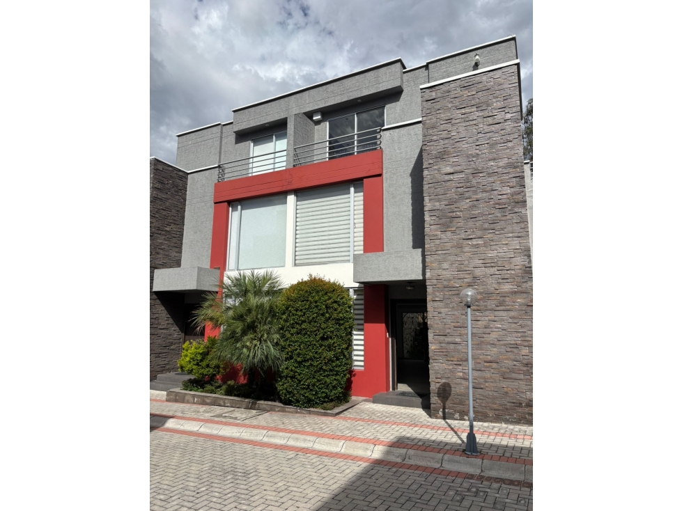 Casa San Juan de Cumbayá ( Cerca al colegio Sek los Valles) Quito.