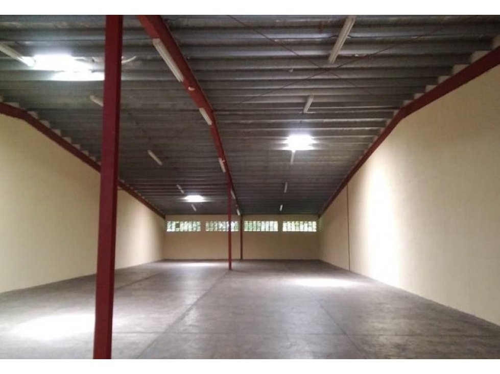 Amplia galera ubicada en El Crisol (ID 12070)