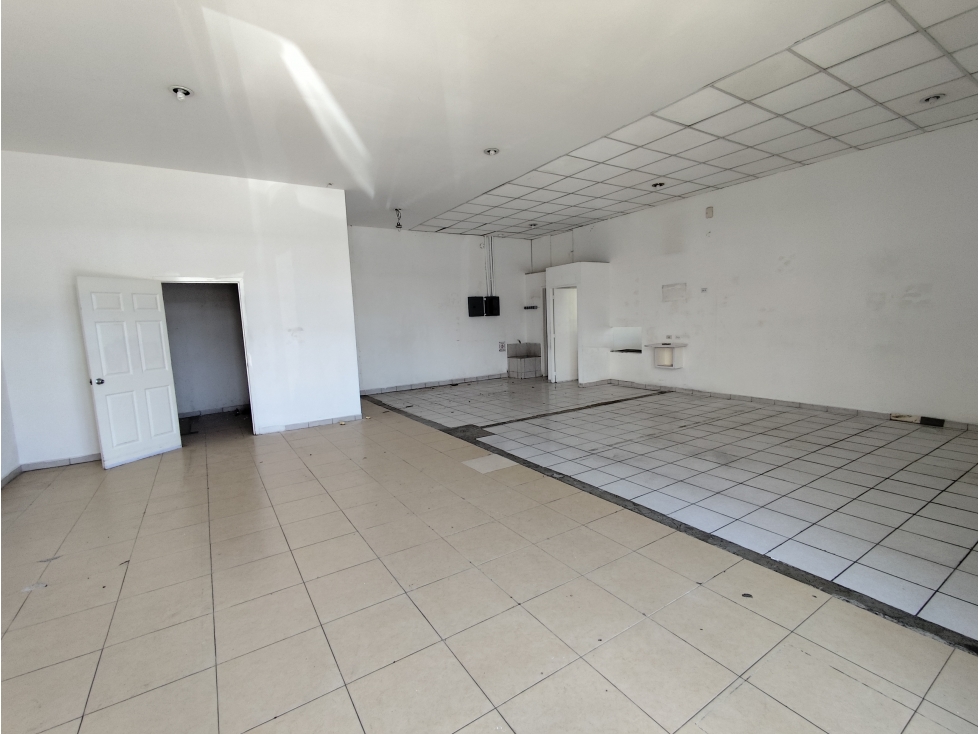 Se renta amplio local en Construplaza, col. Periodista en Pachuca. - 2