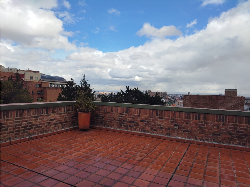 CON AMPLIA TERRAZA Y VISTA AL SUROCCIDENTE VENDO APARTAMENTO TRIPLEX