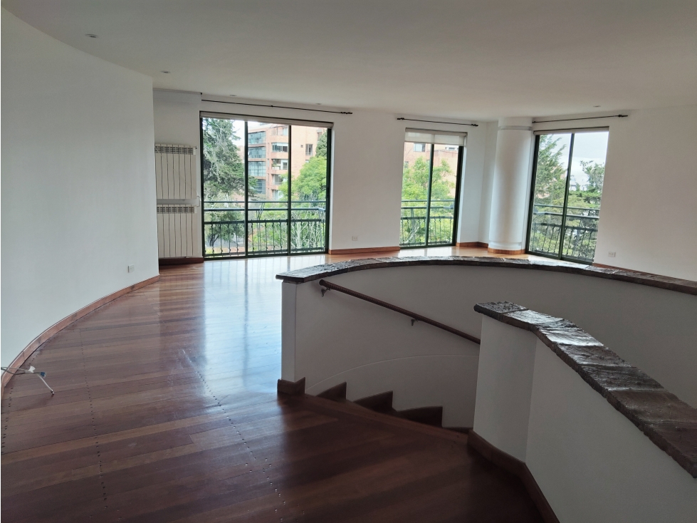 CON AMPLIA TERRAZA Y VISTA AL SUROCCIDENTE VENDO APARTAMENTO TRIPLEX — foto 3