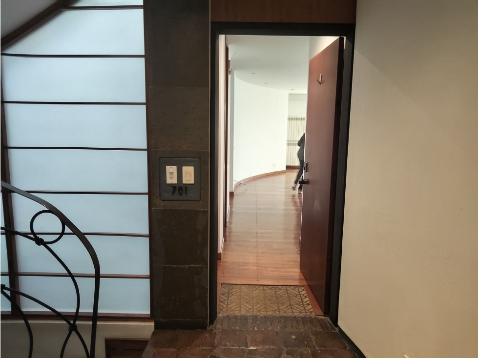 CON AMPLIA TERRAZA Y VISTA AL SUROCCIDENTE VENDO APARTAMENTO TRIPLEX — foto 2