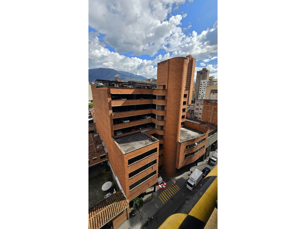 Propiedad de 3 niveles en el Centro para uso de servicios de Salud