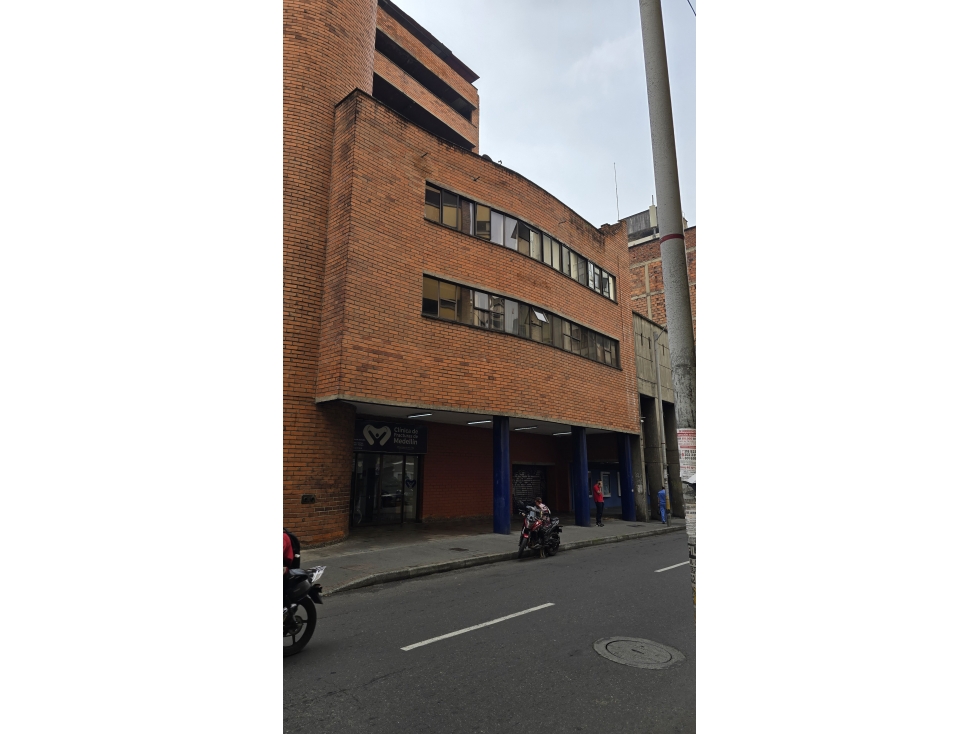 Propiedad de 3 niveles en el Centro para uso de servicios de Salud — foto 2