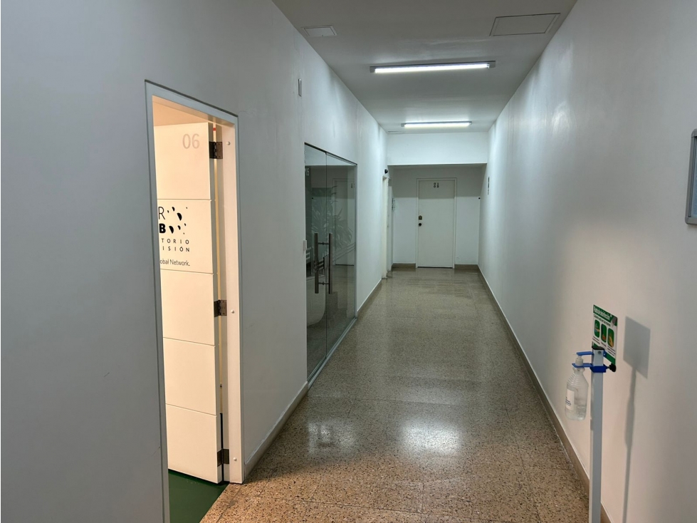 Vendo hermosa oficina 44 metros en Parques del Rio unidad cerrada — foto 2