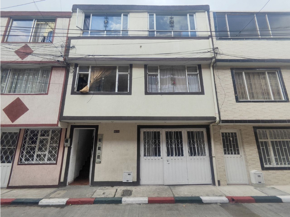 Fontibón La Laguna Casa rentable venta con 3 apartamentos rentando