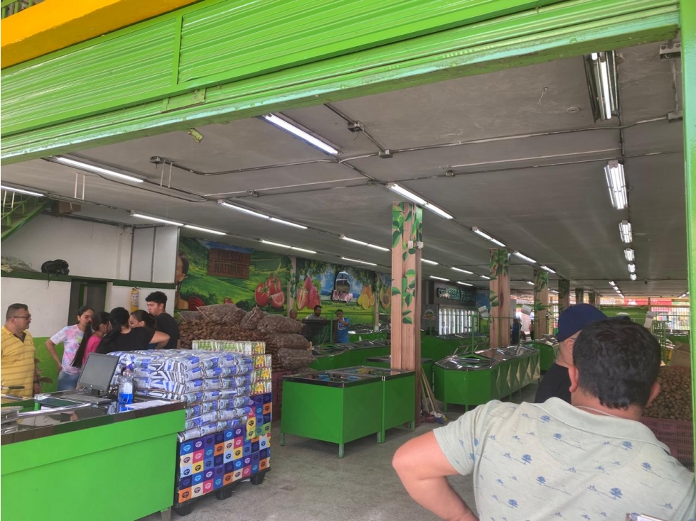 Vendo Locales comerciales en Plaza - 1