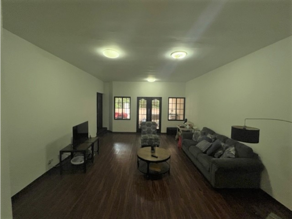 SEA Confiable Vende Hermosa Casa en Llanos de Curundu — foto 5
