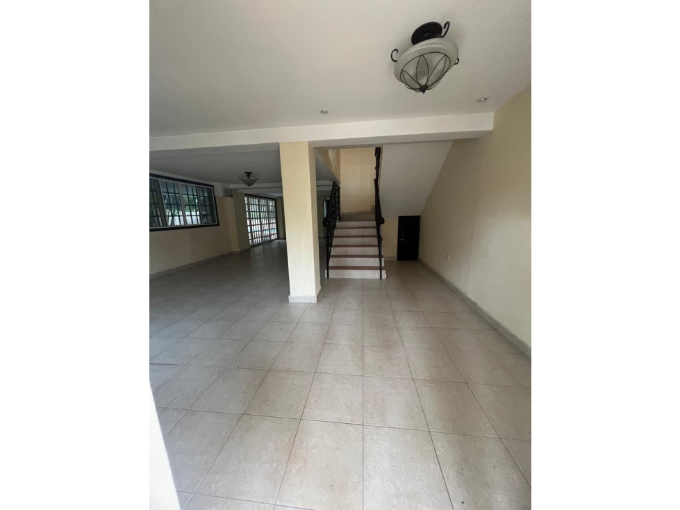 SEA CONFIABLE VENDE ESPACIOSA CASA CON PISCINA EN ALBROOK — foto 5