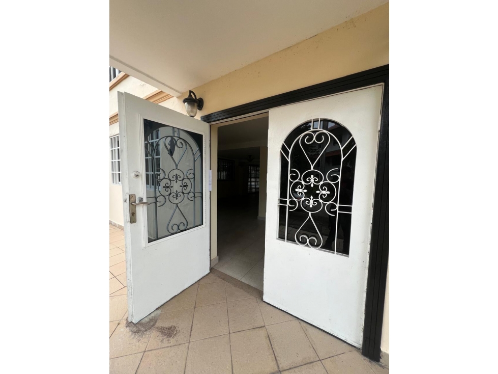 SEA CONFIABLE VENDE ESPACIOSA CASA CON PISCINA EN ALBROOK — foto 4