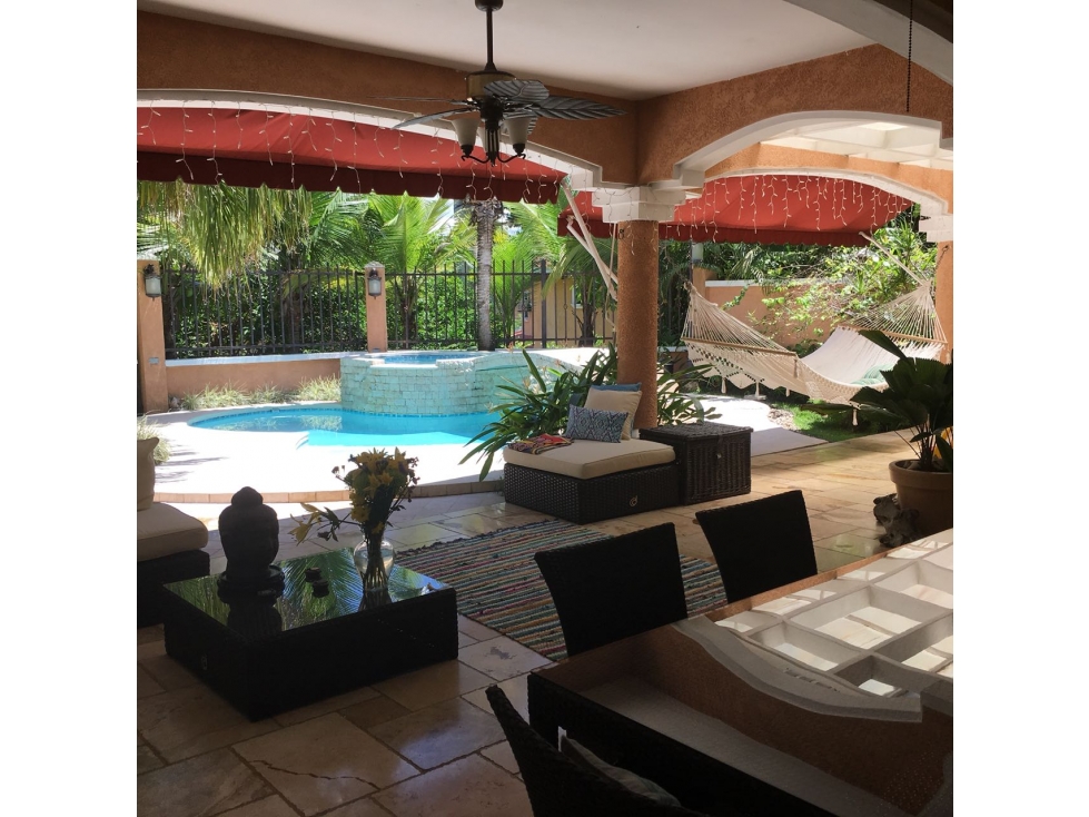 SEA Confiable Vende Casa con Piscina Y jardín en Clayton Village