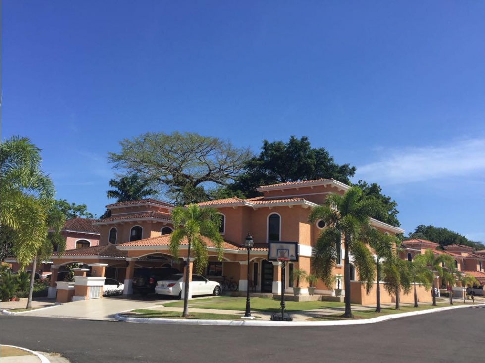 SEA Confiable Vende Casa de esquina con Piscina en Clayton Village