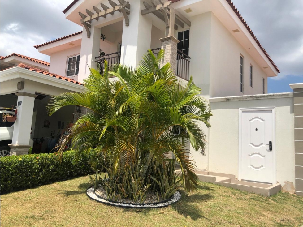 SEA CONFIABLE VENDE CASA EN LA RESERVA DE VERSALLES